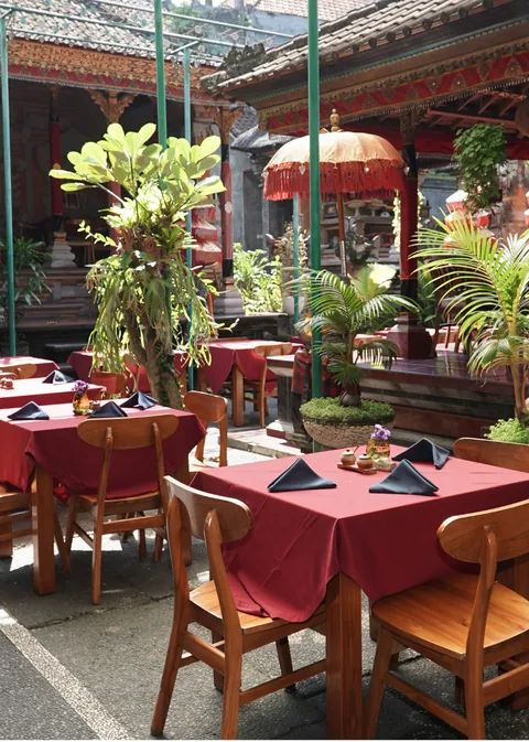 Daylight courtyard dining at Ubud